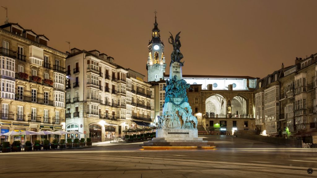 El silencio de la ciudad blanca Plaza Virgen Blanca