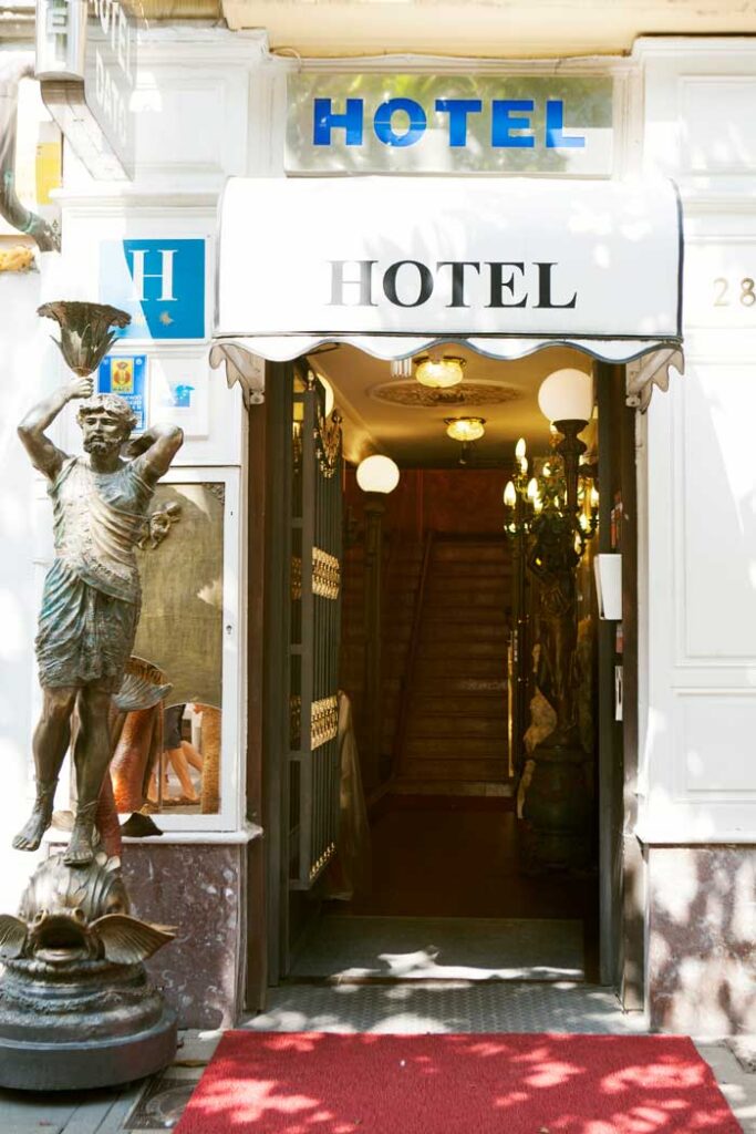Entrada de Hotel Dato en la calle Eduardo Dato