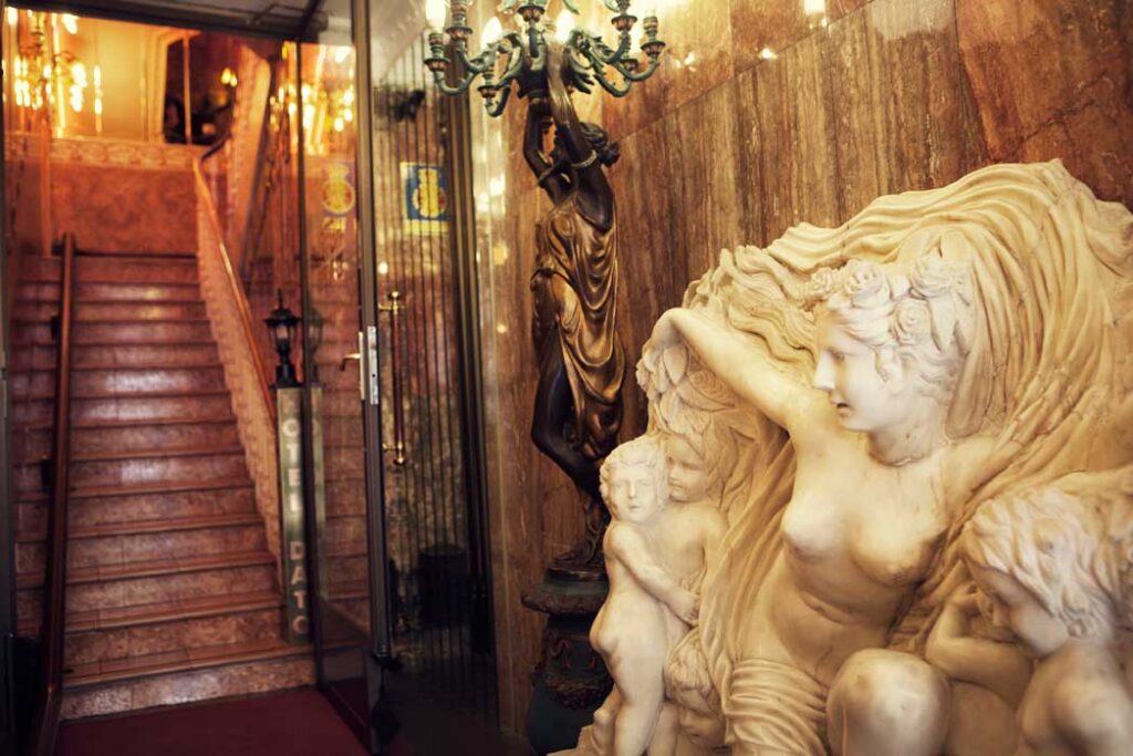 Escultura y decoración del interior de Hotel Dato