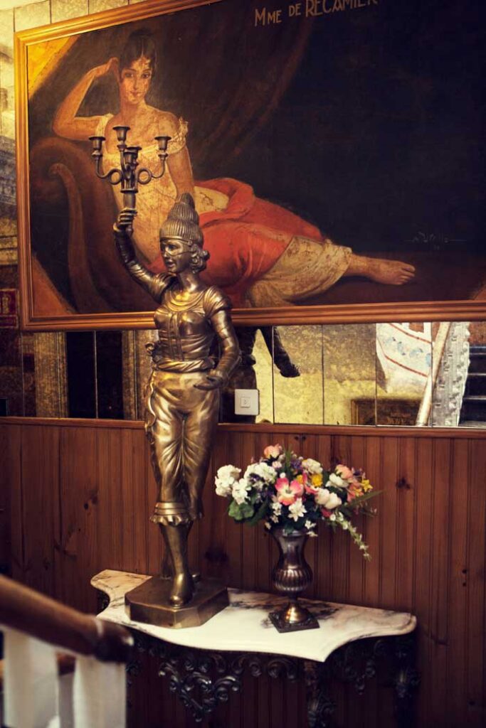Pintura y escultura del interior de Hotel Dato